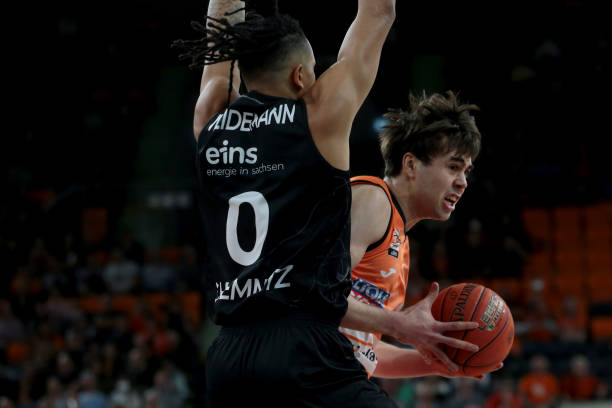 也直接牵动 也直接牵动